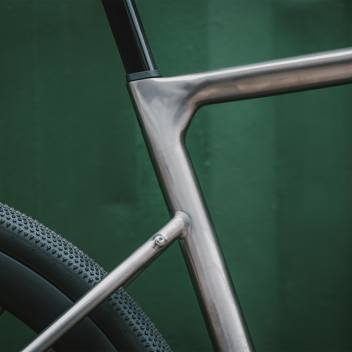 RibbleCycles's tweet photo. Built for the epic, every day.
The CGR TI-X blends timeless titanium with all-terrain versatility - Commute-Gravel-Road.
One bike, no time limits.
#RibbleCGR #RideRibble #TitaniumBike https://t.co/xemPuMerF6