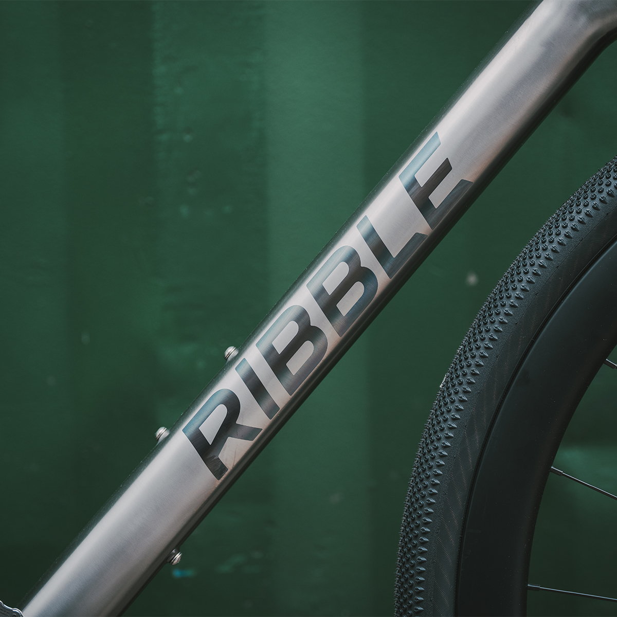 RibbleCycles's tweet photo. Built for the epic, every day.
The CGR TI-X blends timeless titanium with all-terrain versatility - Commute-Gravel-Road.
One bike, no time limits.
#RibbleCGR #RideRibble #TitaniumBike https://t.co/xemPuMerF6