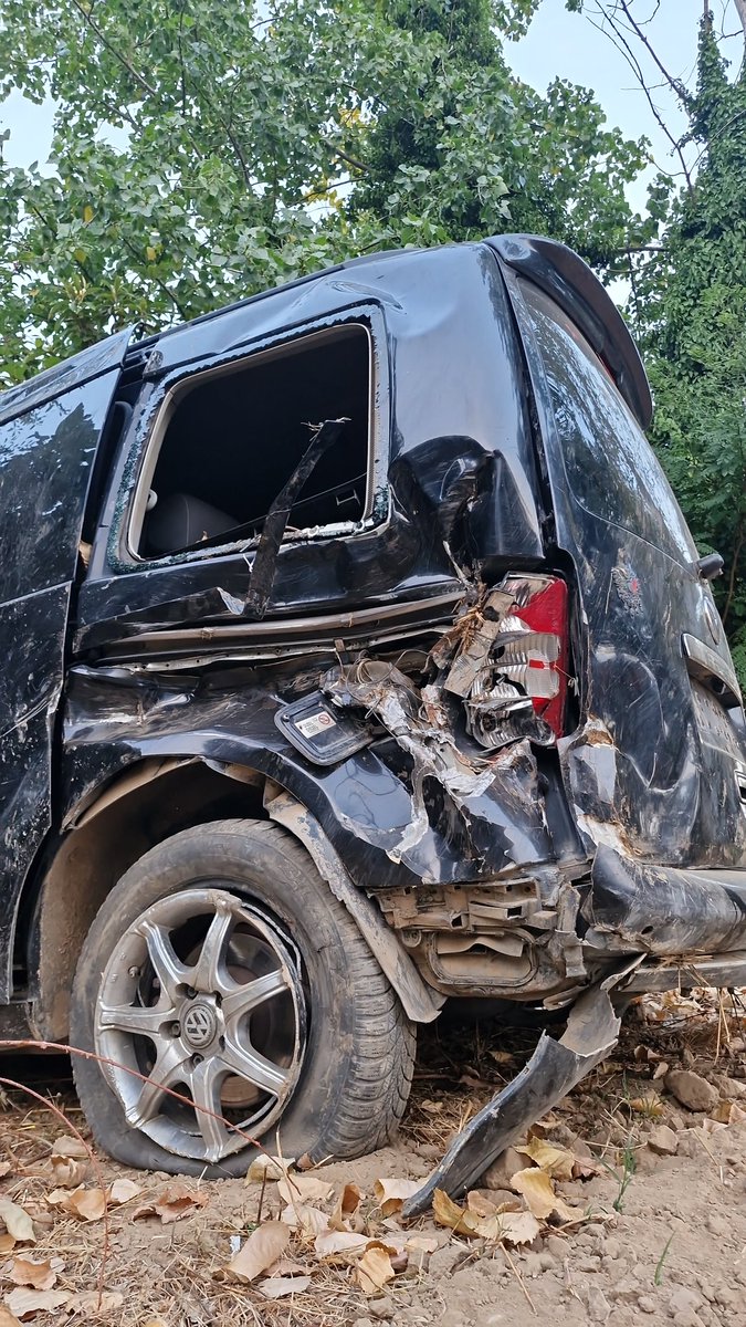 bsrdrsn55's tweet photo. Öncelikle @VW @volkswagen  @vwbinekarac_tr  ye teşekkür ederim yeğenim bu arabanın içinden yara bile almadan çıktı. motor sürücüsünün önüne atlamasından dolayı üç takla atarak yuvarlandi aracımızı tamir ettiremiyoruz parlacalari bulamıyoruz . Lütfen destek @vwbinekarac_tr @VW https://t.co/tRautFczaW