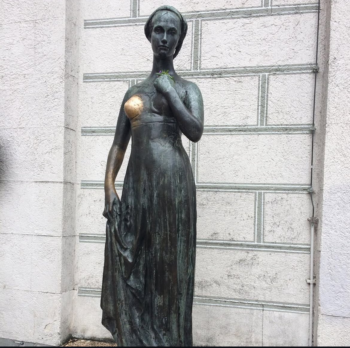 Mayari1978's tweet photo. @ML_Brotons Algunos incluso ponen la boca, que guarros. 🤬 
Esta es la de Julieta en Múnich, más de lo mismo… https://t.co/3osjMJui4B