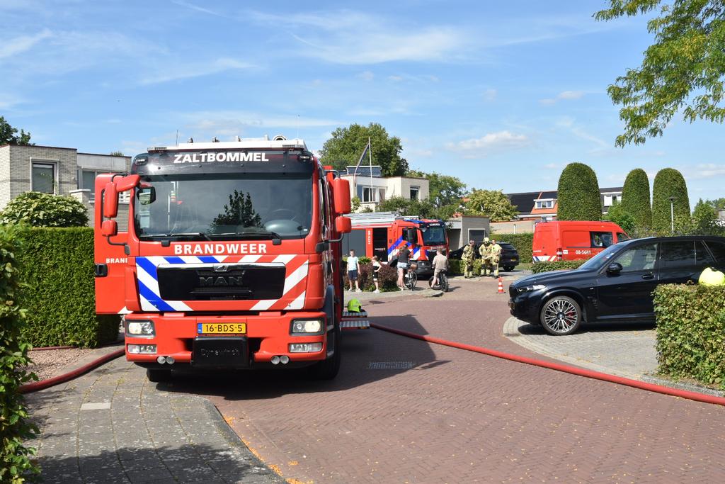 Asdeeltjes vrijgekomen na brand in Zaltbommel