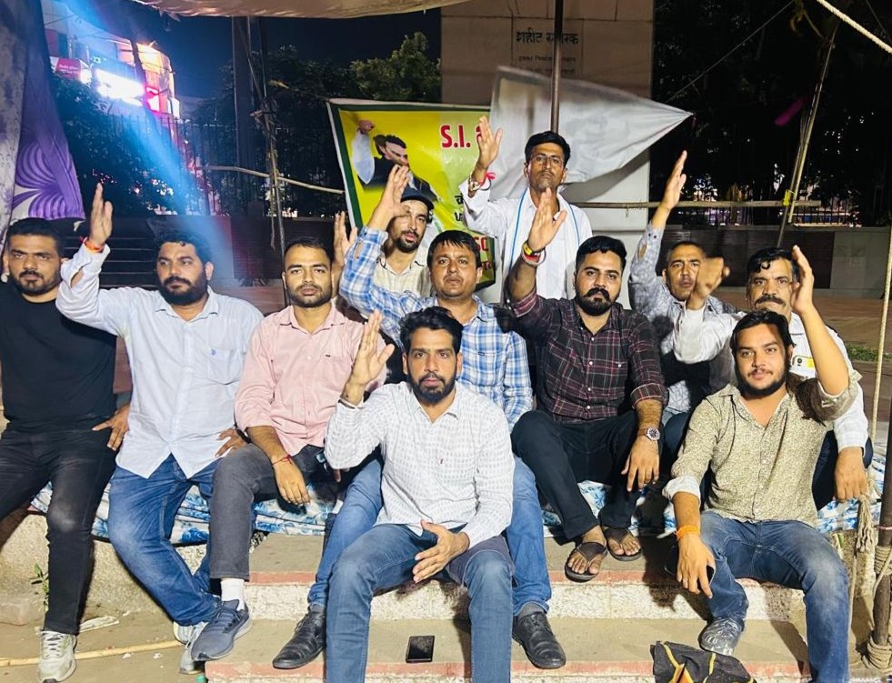 choudhary Ladu Godara (@ladugodara3) on Twitter photo #si_भर्ती_2021 को रद्द कराने व #rpsc को भंग/पुनर्गठन कराने को लेकर #शहीद_स्मारक_धरनास्थल जयपुर पर लगातार #118_दिन से आंदोलन जारी 🔥
रास्ता लम्बा ज़रूर है लेकिन हौसला फौलादी है 💪
<a href="/hanumanbeniwal/">HANUMAN BENIWAL</a>
<a href="/seemabadiyasar/">Seema badiyasar</a>
#SI_भर्ती_2021_रद्द_करो #शहीद_स्मारक_धरनास्थल #हनुमान_बेनीवाल #si_भर्ती_2021 को रद्द कराने व #rpsc को भंग/पुनर्गठन कराने को लेकर #शहीद_स्मारक_धरनास्थल जयपुर पर लगातार #118_दिन से आंदोलन जारी 🔥
रास्ता लम्बा ज़रूर है लेकिन हौसला फौलादी है 💪
<a href="/hanumanbeniwal/">HANUMAN BENIWAL</a>
<a href="/seemabadiyasar/">Seema badiyasar</a>
#SI_भर्ती_2021_रद्द_करो #शहीद_स्मारक_धरनास्थल #हनुमान_बेनीवाल