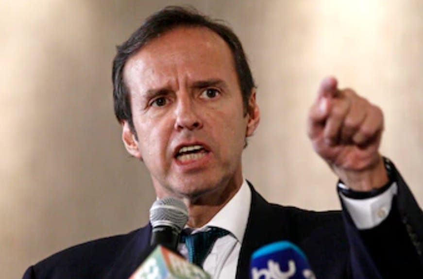 tuffiare's tweet photo. @tutoquiroga dice que con Rodrigo Paz ya tienen dos tercios en el Senado, y con @SDoriaMedina y @ManfredBolivia suman mayoría total, por lo que los llama a trabajar de inmediato en leyes urgentes para aprobar desde el 8 de noviembre https://t.co/YbPZbt03eg
