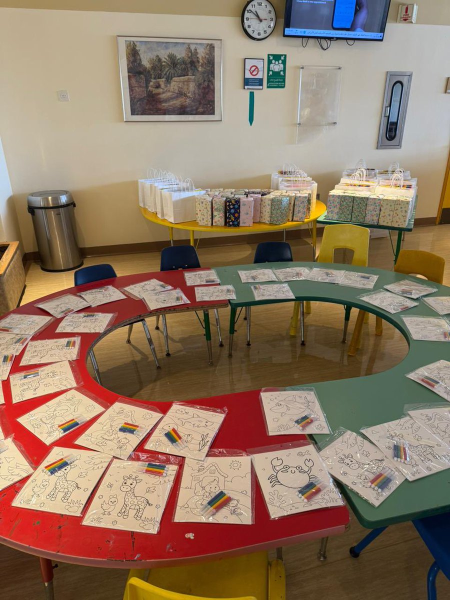 ضمن مبادرة " معاً نصنع أثر .. معاً نرسم البسمة" التي أطلقتها #إنسان بمناسبة 
#اليوم_العالمي_للعمل_الإنساني مجموعة من منسوبي الجمعية في زيارة للأطفال المصابين بالأورام في #مدينة_الملك_فهد_الطبية <a href="/KFMC_RIYADH/">مدينة الملك فهد الطبية</a>  وتوزيع الهدايا لأكثر من 100 طفل ، تجسيداً لقيم العمل الإنساني