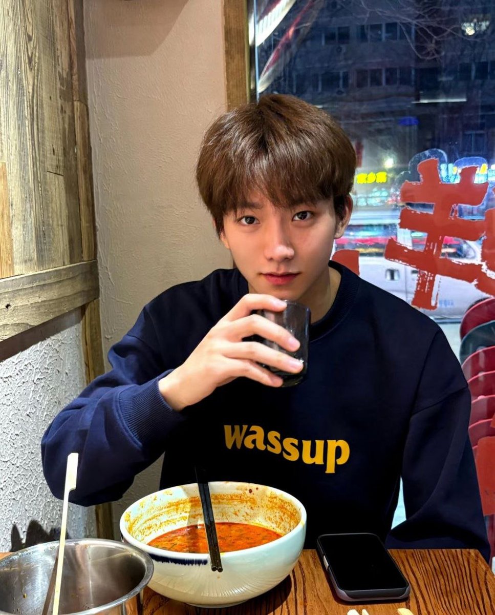 MagiC_t3g's tweet photo. 学校食堂吃腻了，来校外吃晚饭，要是每天有人陪我吃饭睡觉就好了，来学校了不方便发瑟瑟图片，大家要是想看的话私信告诉我��人多的话考虑下次发，附近找约饭搭子，约完饭晚上可以一起散散步，有地的话可以一起睡觉，想找个哥哥，女生勿扰 https://t.co/dLLvjfMwyw