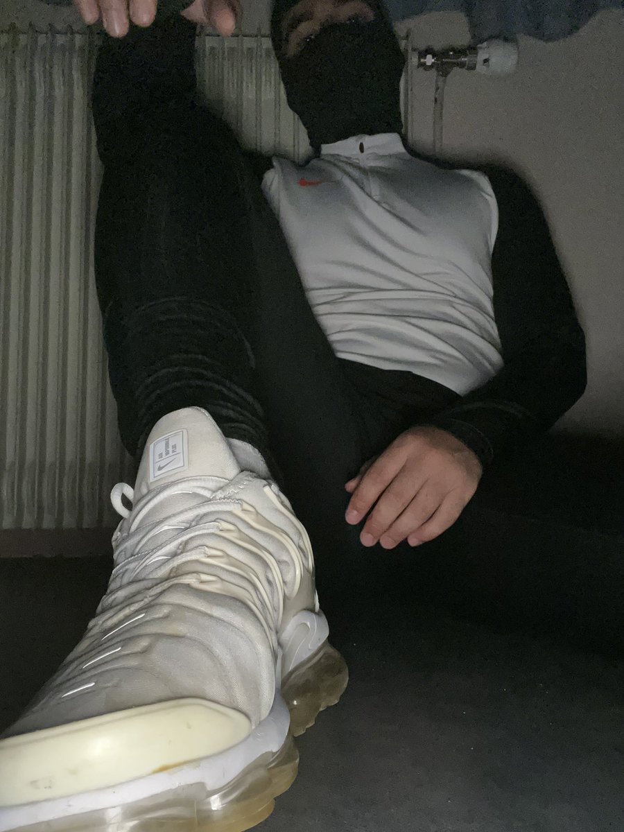 Des soumis pour s’occuper de mes skets, elles ont été bien portés et utilisés. 
Passe ta langue dessus et je te laisse t’occuper de mes pied et ma queue en récompense 😈