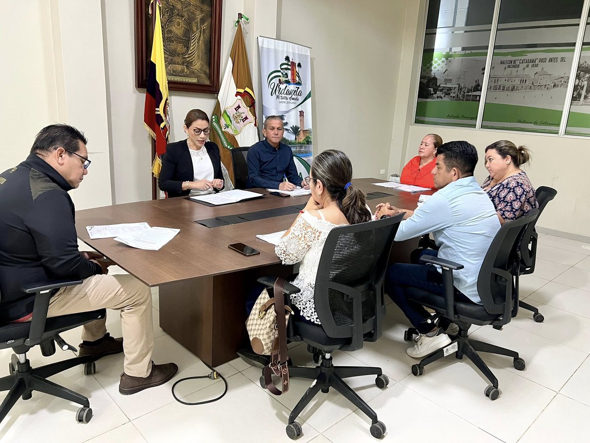 En sesión de Concejo Municipal tratamos temas importantes para el desarrollo de #Urdaneta. 🏛️ Con responsabilidad y transparencia seguimos construyendo un futuro con más oportunidades para nuestras familias. 🙌