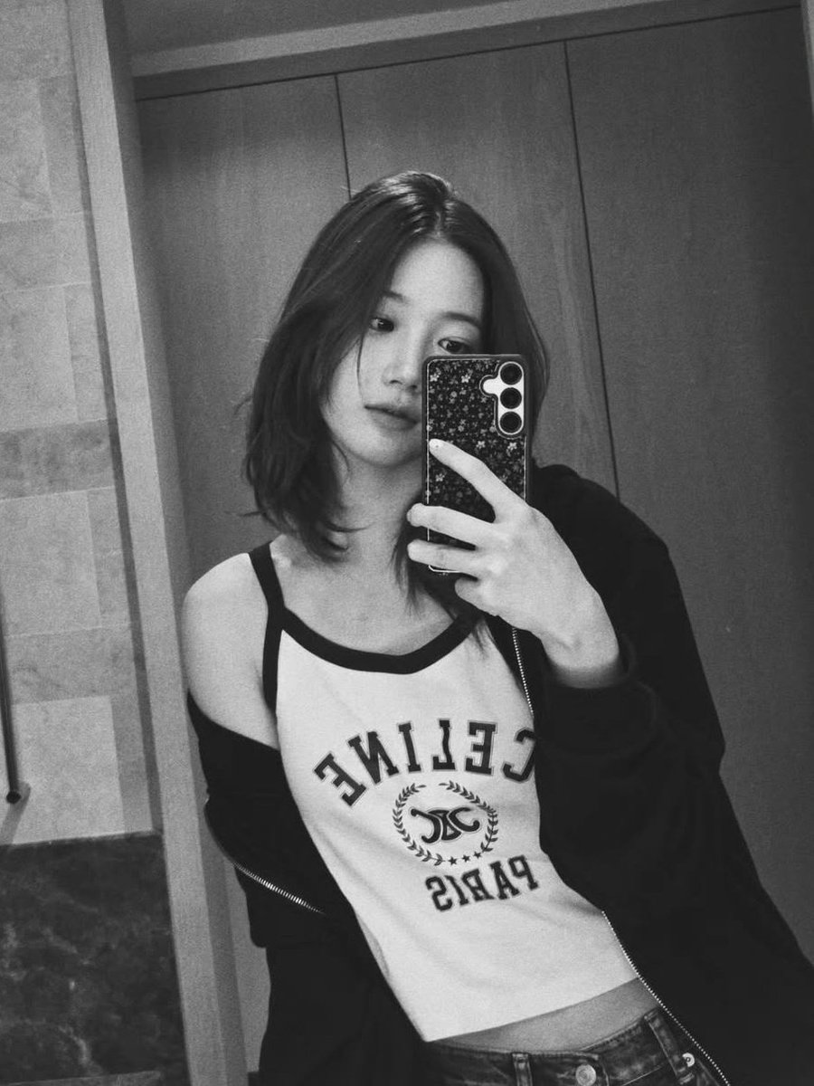 #KAZUHA flaunts new mid-length hairstyle in her latest Instagram update 📸🖤
