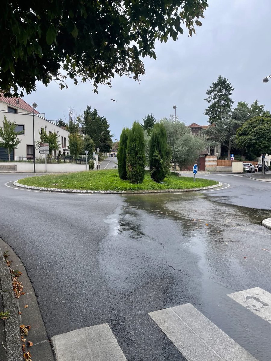 mika77's tweet photo. « Refoulement d’eaux pluviales depuis plusieurs semaines » en plein mois d’août
qui dit mieux ? #Melun https://t.co/D6jnEKhXT7