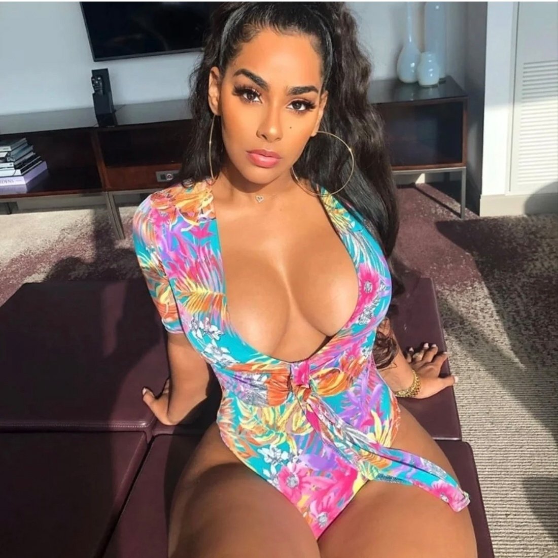 Elle s'appelle Maya, elle me contacte en m'expliquant qu'elle est pdg d'une boîte internationale. Elle se prend en photo devant son jet et sa lamborghini. La naïveté des arnaqueurs est presque touchante. L'IA nous la fera regretter