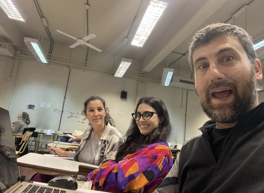 jorgeviale's tweet photo. Comparto la alegría de haberme recibido de sociólogo en la UBA.

Arranqué hace mucho, dejé por los viajes del tenis, volví en pandemia y fue clave la conexión con compas geniales. Hermosa comunidad de #FSOC ❤️

Feliz de vivir muchas etapas distintas y envejecer así. 🤟🏼 https://t.co/wcv2tnpjD1