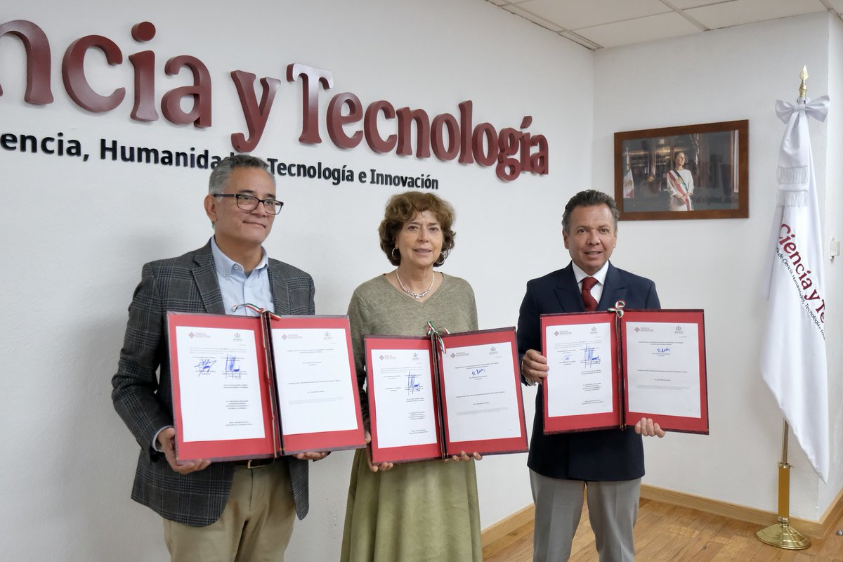 GobiernoJalisco's tweet photo. El Gobernador @PabloLemusN, acompañado de @soycindyblanco, Sria. de la @SedecoJalisco, @MauroGarzaMarin, Coord. de Crecimiento y Desarrollo Económico, asistieron a la #CDMX para realizar la firma de convenio con la Secretaría de Ciencias, Humanidades, Tecnología e Innovación. https://t.co/0l0PhphJOd