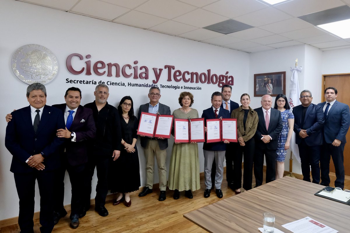 GobiernoJalisco's tweet photo. El Gobernador @PabloLemusN, acompañado de @soycindyblanco, Sria. de la @SedecoJalisco, @MauroGarzaMarin, Coord. de Crecimiento y Desarrollo Económico, asistieron a la #CDMX para realizar la firma de convenio con la Secretaría de Ciencias, Humanidades, Tecnología e Innovación. https://t.co/0l0PhphJOd