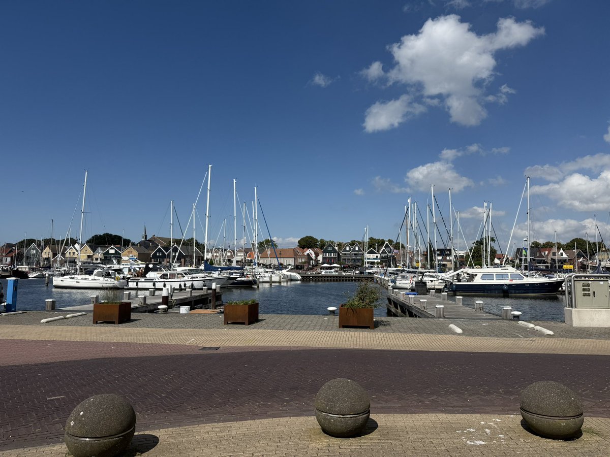 Op bezoek bij de visafslag op Urk om onze vissers te steunen. Wat een bedrijvigheid en energie - ondanks de druk van beknellende stikstofregels, hoge energieprijzen en het korten op visuren. #FVD wil deze fantastische Nederlandse sector weer de ruimte geven!