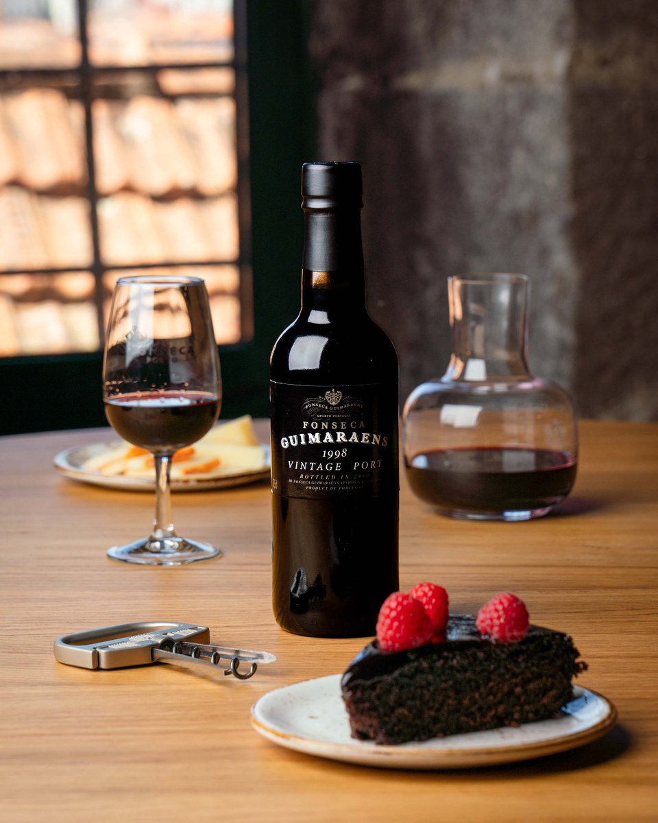 Com sabores vibrantes de frutos silvestres e taninos espessos e redondos, o Fonseca Guimaraens Vintage 1998 é excelente acompanhado de nozes e queijos de pasta azul.

//

#FonsecaPort #FonsecaGuimaraens
