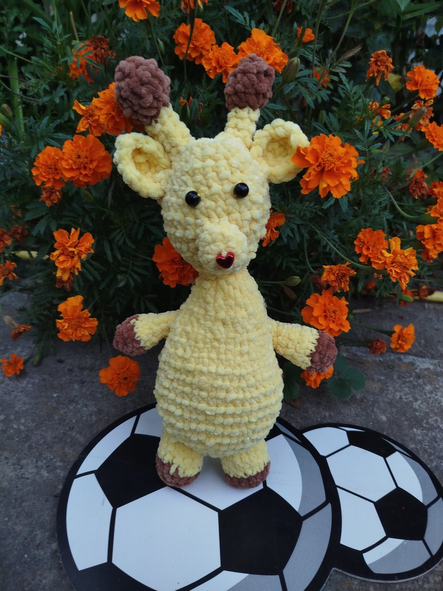 Зв'язала хлопцю іграшку. Сім'я сказала, що це козел і наче з натяком 🥲🥲🥲