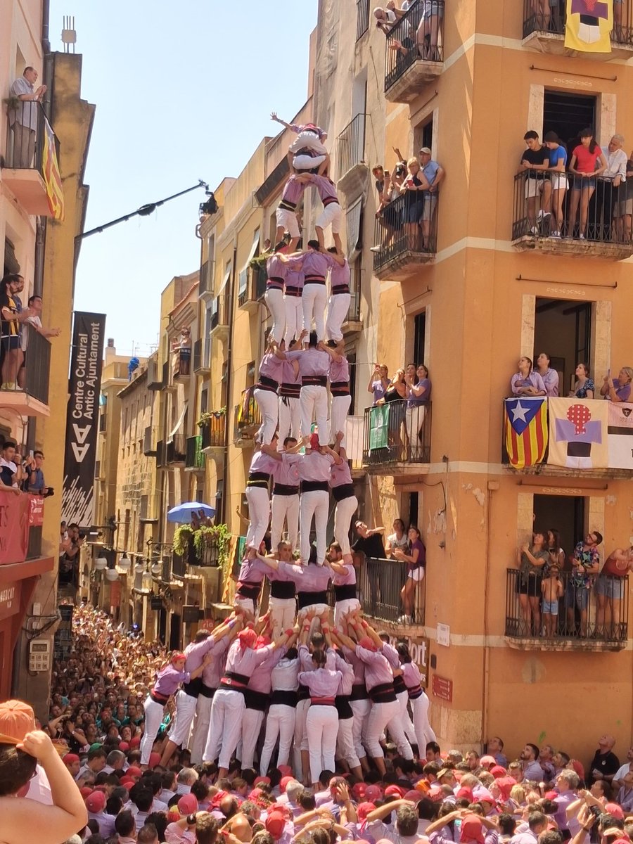 JoveDeTarragona's tweet photo. 🚀 Per Sant Magí, TOT DE CARA! Hem completat la tripleta de 9 i un històric pd8fm en una plaça mítica, a casa nostra!

✨ Les fotos, totes juntes perquè... Quina gran diada!

📸 Júlia Marta i F. Virgili

#TotElQueCompartim #castells #SantMagí2025 https://t.co/e7NpUIHmBc