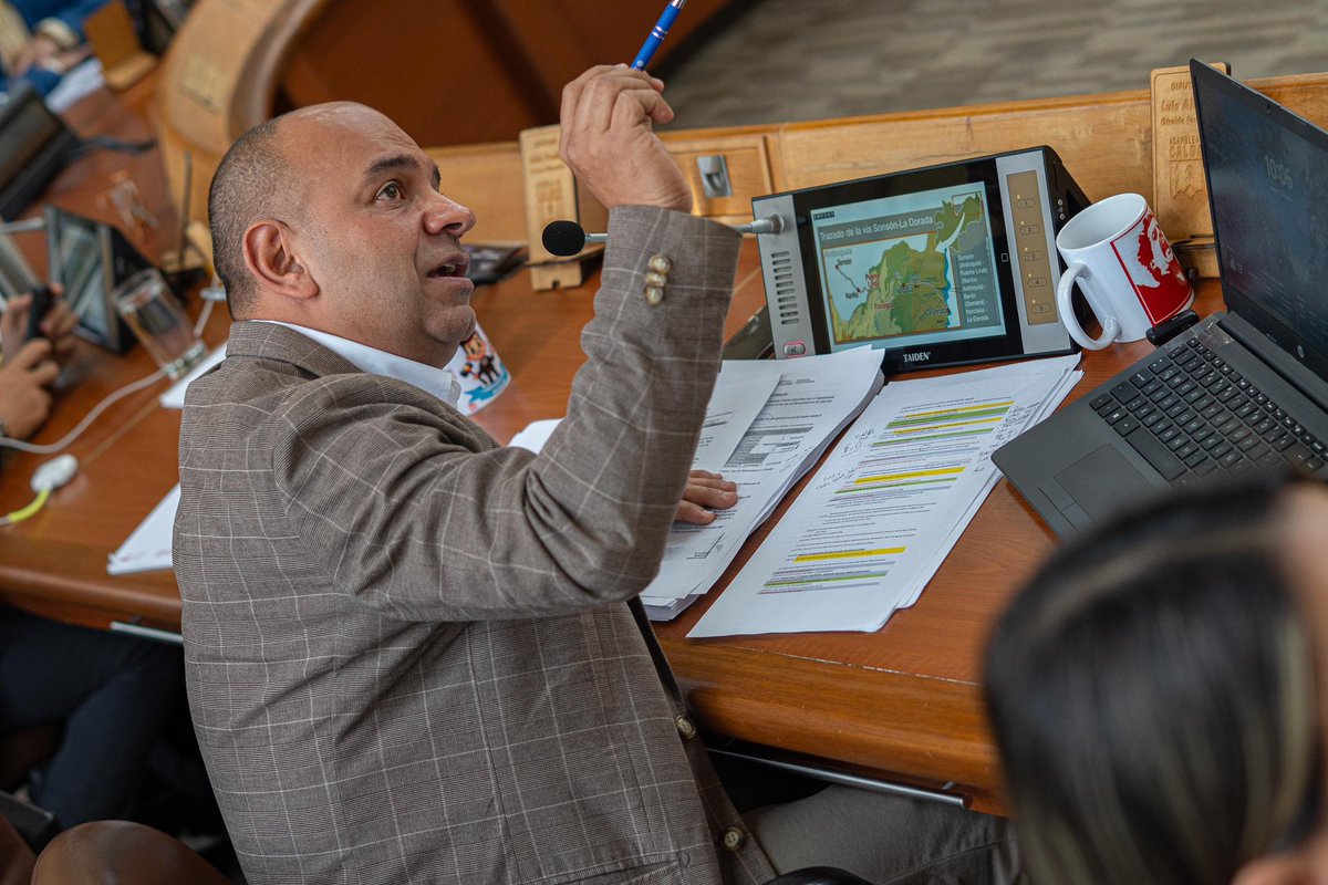 <a href="/JahirAlvar/">Jahir Alvarez</a> Luis Alberto Giraldo, diputado: “El kilómetro 0 de la vía del Renacimiento es en La Dorada y el kilómetro 27 es en Isaza, que es donde se quiere colocar una plata del crédito, que ya está financiado como me lo certificó el secretario de Infraestructura”.

<a href="/luisgiraldof/">Luis Alberto Giraldo Fernández</a>