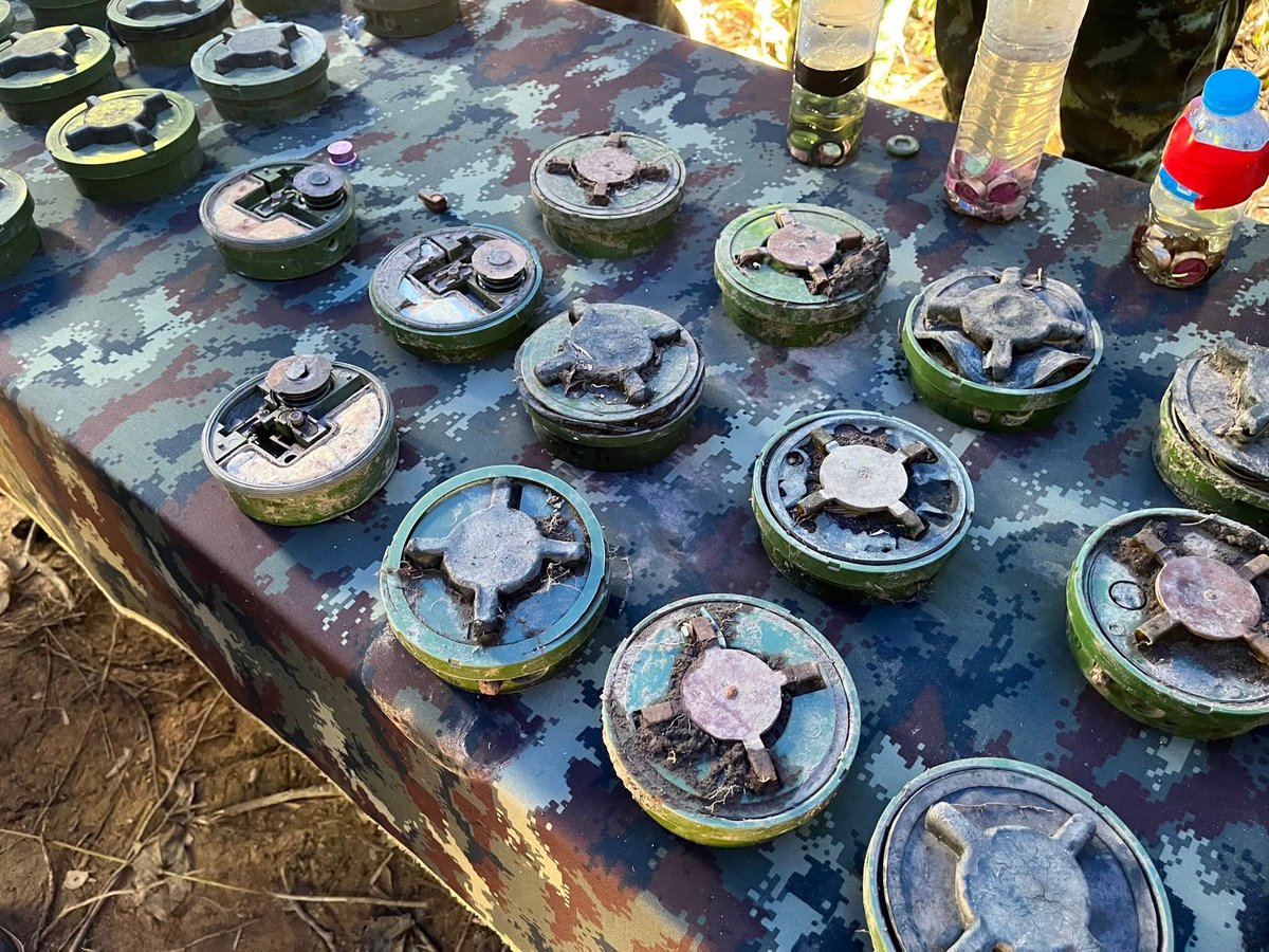 GirlGoGreen's tweet photo. @noansereiboth As you can clearly see The PMN-2 mine has divided in two parts: the part that was recovered from the ground, and the part seized from what Cambodia had left behind in the area. You can see that the part recovered from the ground has already pin removed. https://t.co/xiR3YULept