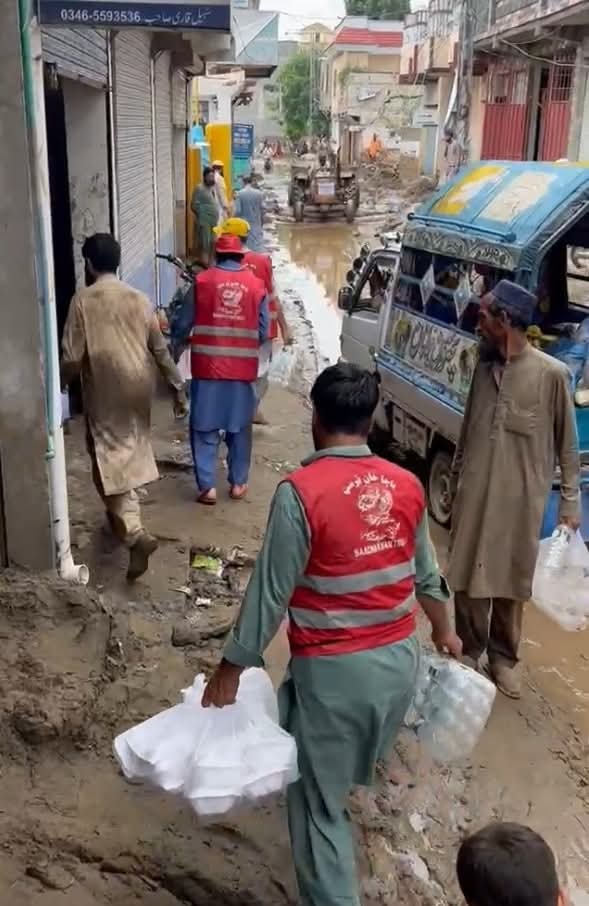 MianTahir777's tweet photo. خدائی خدمتگار آرگنائزیشن کے رضاکار سیلاب سے متاثرہ علاقوں کے لوگوں میں خوراک اور پانی کی بوتلیں تقسیم کر رہے ہیں۔
#خدائی_خدمتگار_ارگنائزیشن https://t.co/qpPMtlJ2Fx