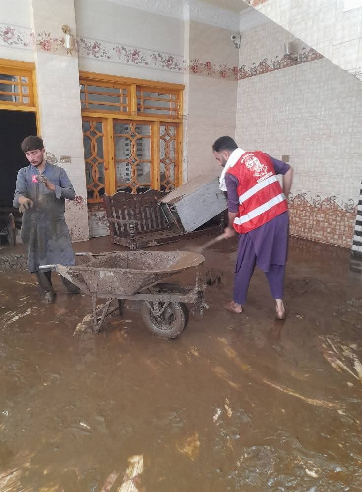 Malak_Y0UNAS's tweet photo. په دي سخته ورځ کښي چي ډير خلق بونير او نورو علاقو ته صرف تصويري نمايش ته ورځي نو بل طرف ته #خدائی_خدمتگار_ارگنائزیشن ځوانان او بډاګان ټول د قام په خدمت کښي بغير د سه لالچه لګيا دي. https://t.co/SS952IWYJz