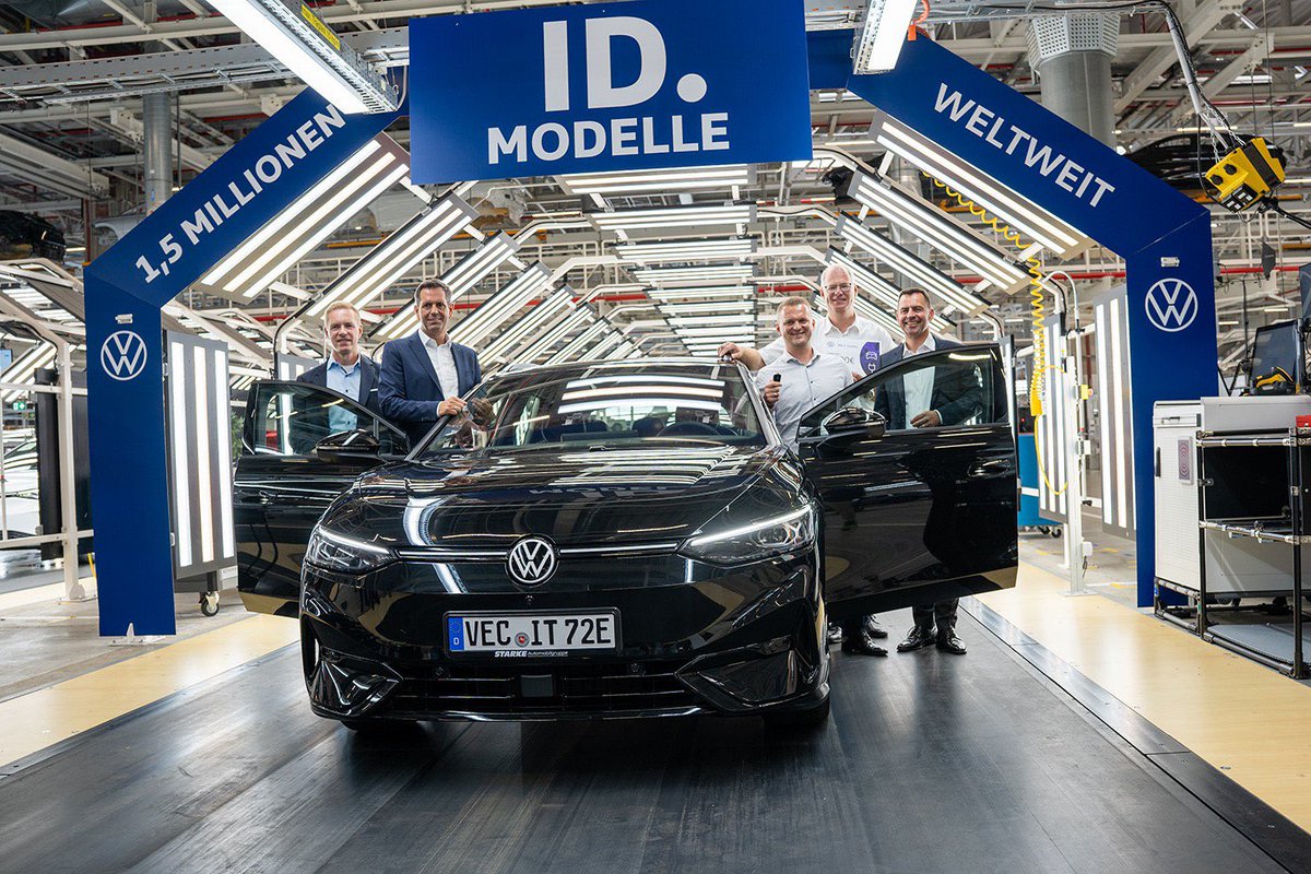 🇩🇪  Volkswagen nous fait savoir qu’elle vient de franchir une étape importante dans le domaine de l'électromobilité en livrant son 1.5 millionième modèle ID. !

🚗 Construit dans l’usine d’Emden en Allemagne, le véhicule est une ID.7 Tourer Pro de couleur noire.

#Volkswagen