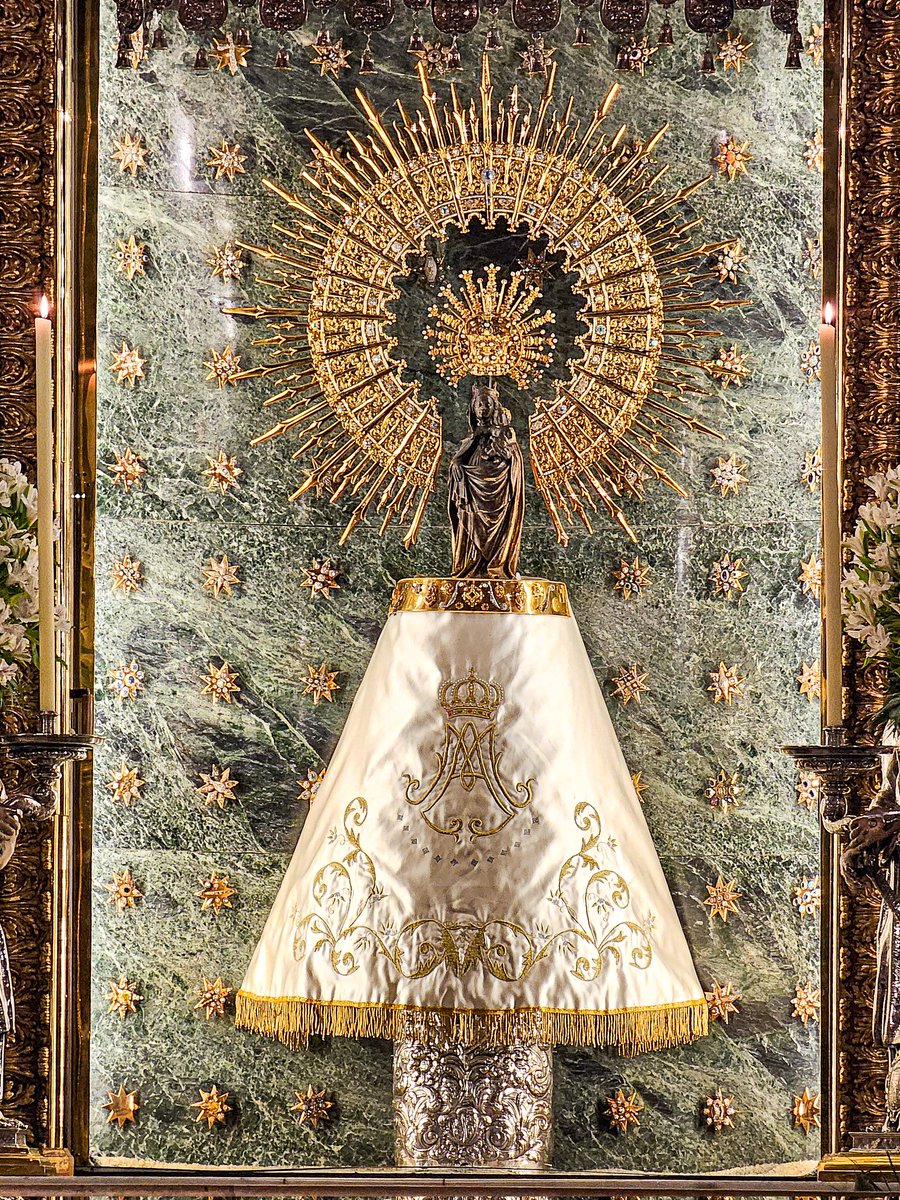 Este es el manto que luce la Virgen del Pilar hoy, 19 de agosto de 2025 en la Basílica del Pilar de Zaragoza. 🤗❤️

#dstylezgz #Zaragoza