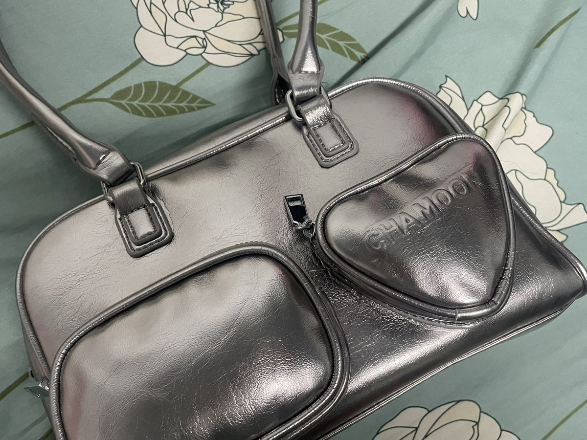 callmearisa_jk's tweet photo. ˖ ݁ 𐙚 ݁˖ พร้อมส่ง (🍒)
— กระเป๋าสีเงิน #CHAMOON ราคา 140฿ ชอป 690฿
🛒ค่าส่ง 30.- 📮ส่งพรุ่งนี้
#ส่งต่อเสื้อผ้า #ส่งต่อเสื้อผ้ามือสอง #ส่งต่อ #cintageshop #vghbkk #stylistshop #ส่งต่อกระเป๋า #ส่งต่อเสื้อผ้ามือ2 #โล๊ะตู้มือสอง #โล๊ะตู้ #ส่งต่อกางเกง https://t.co/CN3ex8F8GA