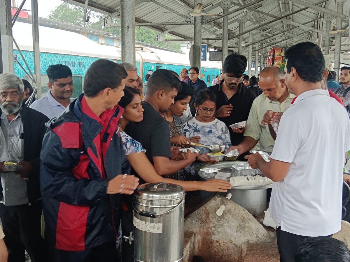 WesternRly's tweet photo. Small acts of kindness bring joy...!

Passengers of Train No. 19667 Udaipur City - Mysuru Humsafar Express were given Poha and Milk at Palghar station, as their train was delayed due to the heavy rainfall and waterlogging between Nallasopara and Vasai Road Station

#WRcares #MumbaiRains #TogetherWeCan #PassengerFirst #MumbaiRain #MumbaiRainAlert #MumbaiLocals #Mumbaitrains #mumbai #monsoonupdates #Monsoon2025