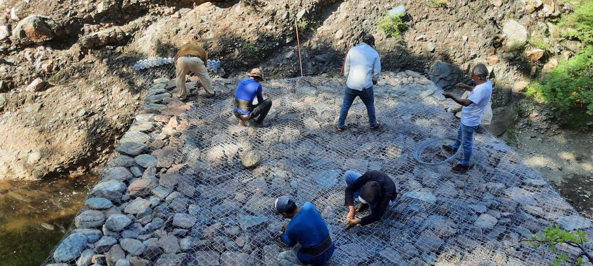 ¡Continúan los avances en el programa Cosecha de Lluvia 2025! 🌧️🪴

En equipo todo es mejor, así luce ya el muro con dos metros y medio de altura en Santiago #Quiotepec, Oaxaca 😁👏
