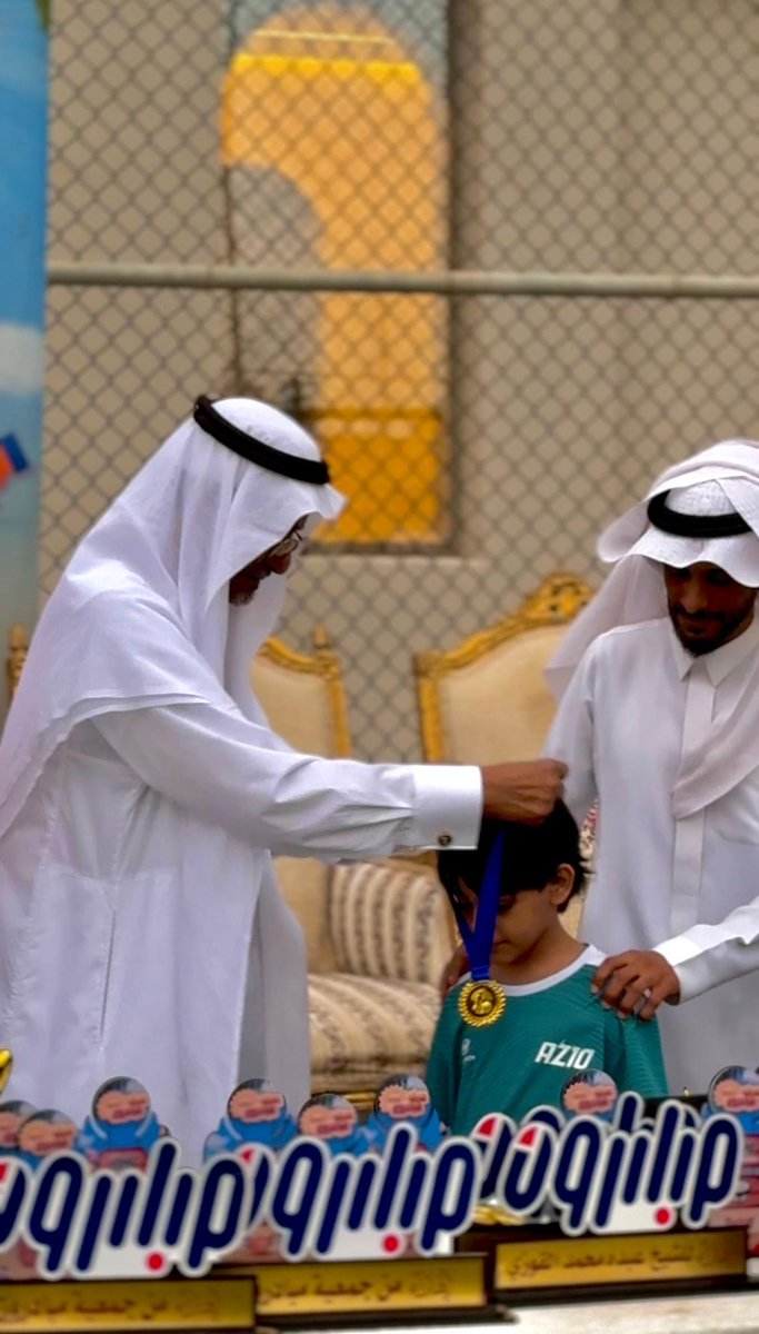 قد أشرقت اللحظة، وتزيّن المقام… بوصول راعي الحفل،
الشيخ عبده محمد القوزي – المربي الفاضل، وصاحب الأثر النبيل.
حلّ بيننا فحلّ الوقار، وحضر فازدانت القلوب، وارتقى الحفل شرفًا وبهاءً