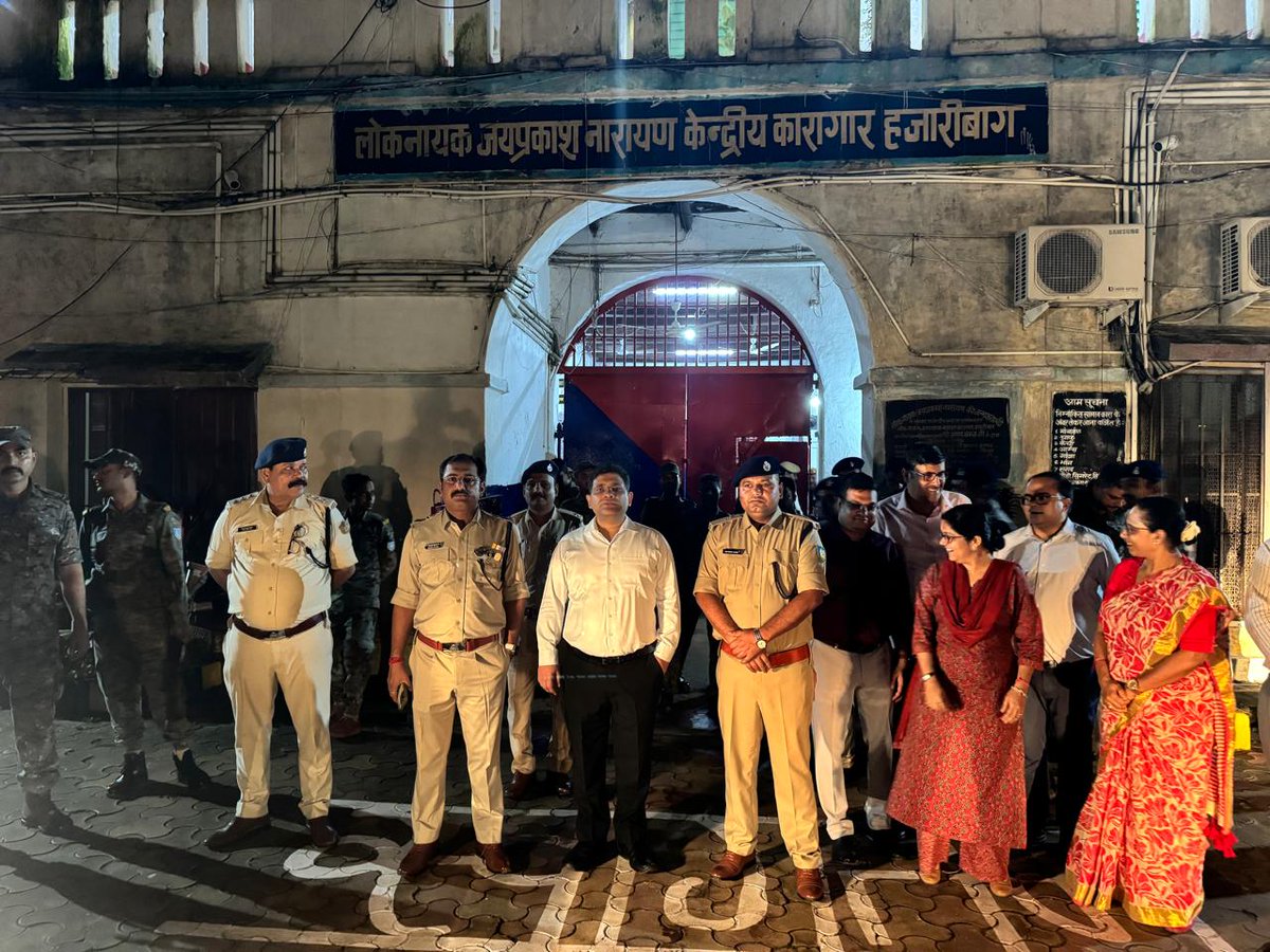 Hazaribagh Police (@hazaribagpolice) on Twitter photo हजारीबाग उपायुक्त शशि प्रकाश सिंह एवं पुलिस अधीक्षक अंजनी अंजन के द्वारा संयुक्त रूप से लोकनायक जयप्रकाश नारायण केंद्रीय कारा हजारीबाग में छापामारी की गई।जिसमें अन्य दंडाधिकारी ,पुलिस पदाधिकारी एवं अन्य पुलिसकर्मी मौजूद रहे।
<a href="/JharkhandPolice/">Jharkhand Police</a>
@DGPJH
<a href="/Michaelraj_ips/">Michaelraj</a>
<a href="/IGBokaro/">IG BOKARO</a> हजारीबाग उपायुक्त शशि प्रकाश सिंह एवं पुलिस अधीक्षक अंजनी अंजन के द्वारा संयुक्त रूप से लोकनायक जयप्रकाश नारायण केंद्रीय कारा हजारीबाग में छापामारी की गई।जिसमें अन्य दंडाधिकारी ,पुलिस पदाधिकारी एवं अन्य पुलिसकर्मी मौजूद रहे।
<a href="/JharkhandPolice/">Jharkhand Police</a>
@DGPJH
<a href="/Michaelraj_ips/">Michaelraj</a>
<a href="/IGBokaro/">IG BOKARO</a>