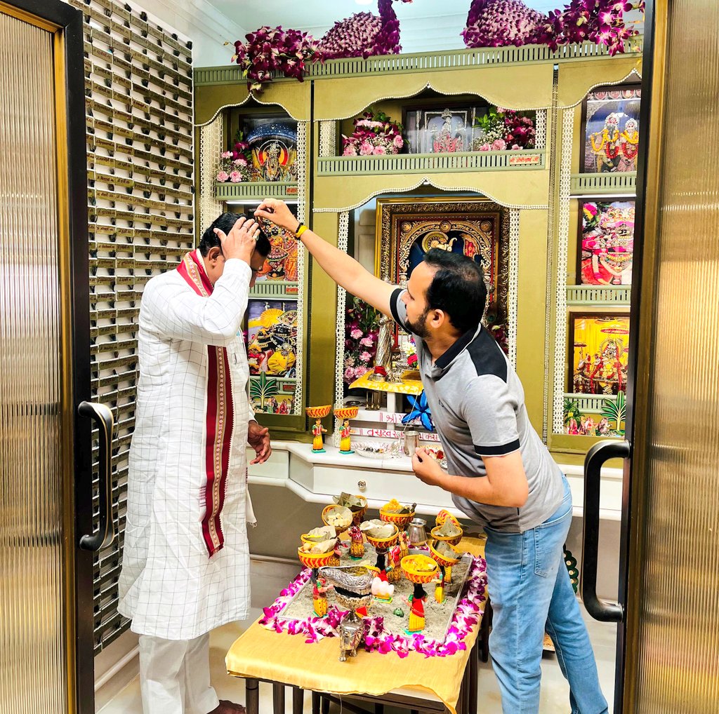 PMuralidharRao's tweet photo. आज तेलंगाना की गोशामहल विधानसभा में भाजपा कार्यकर्ता श्री रूप दारक जी के निवास पर श्रीकृष्ण जन्माष्टमी उत्सव में सहभागिता का अवसर प्राप्त हुआ।

विधि-विधान से भगवान श्रीकृष्ण की पूजा-अर्चना कर दर्शन और आशीर्वाद लिया। प्रभु श्रीकृष्ण से प्रार्थना है कि वे सभी भक्तजनों को सिद्धि, बुद्धि और कल्याण का वरदान प्रदान करें।