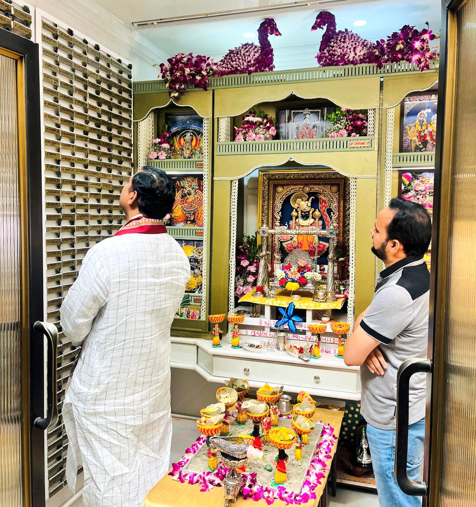 PMuralidharRao's tweet photo. आज तेलंगाना की गोशामहल विधानसभा में भाजपा कार्यकर्ता श्री रूप दारक जी के निवास पर श्रीकृष्ण जन्माष्टमी उत्सव में सहभागिता का अवसर प्राप्त हुआ।

विधि-विधान से भगवान श्रीकृष्ण की पूजा-अर्चना कर दर्शन और आशीर्वाद लिया। प्रभु श्रीकृष्ण से प्रार्थना है कि वे सभी भक्तजनों को सिद्धि, बुद्धि और कल्याण का वरदान प्रदान करें।