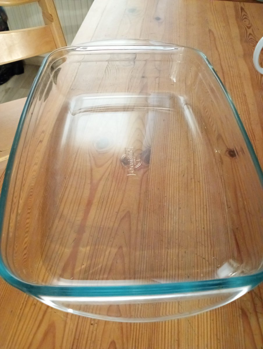 Iesakiet receptes!
Galvā tāds pats tukšums kā manā milzu cepamtraukā, bet rīt tajā ir jāuztapina cienasts - Vidusjūras noskaņās, no sezonālajiem dārzeņiem, bez kartupeļiem, miltiem, cūkgaļas, trekniem krējumiem.
Ja drīstētu miltus, es būtu cepusi lazanju. Bet nekā.
Ir idejas?