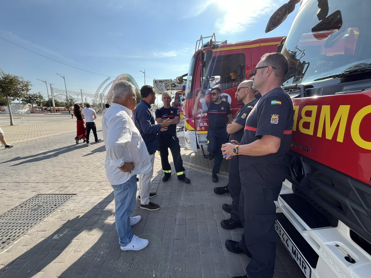 PSOEaytoMalaga (@psoeaytomalaga) on Twitter photo 👨🚒 Nuestro portavoz <a href="/aDanielPerez/">Dani Pérez /❤️🇪🇺</a> y nuestro concejal <a href="/salvadorchurri/">salvador trujillo</a> han deseado un buen servicio a nuestros bomberos.
🚒 Muchas gracias por vuestro trabajo y dedicación! 👨🚒 Nuestro portavoz <a href="/aDanielPerez/">Dani Pérez /❤️🇪🇺</a> y nuestro concejal <a href="/salvadorchurri/">salvador trujillo</a> han deseado un buen servicio a nuestros bomberos.
🚒 Muchas gracias por vuestro trabajo y dedicación!