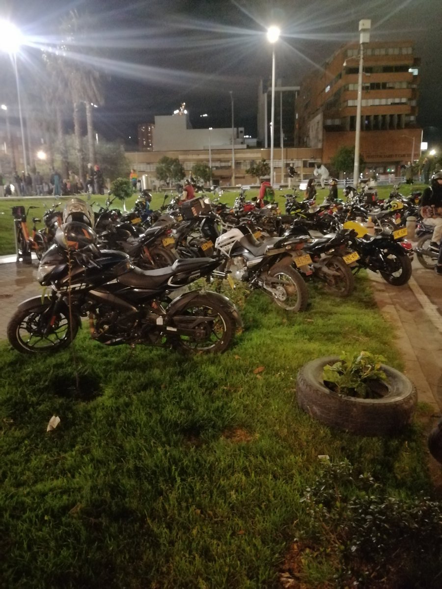 JoseMan72's tweet photo. @ClaudiaDiazAco1 voy a hacer una denuncia de una situación que se viene presentando justo al frente del Concejo de Bogotá @ConcejoDeBogota y que pasa de agache ante la mirada de las autoridades y los mismos concejales.
Abro hilo 👇 https://t.co/eYXa2ZywCM