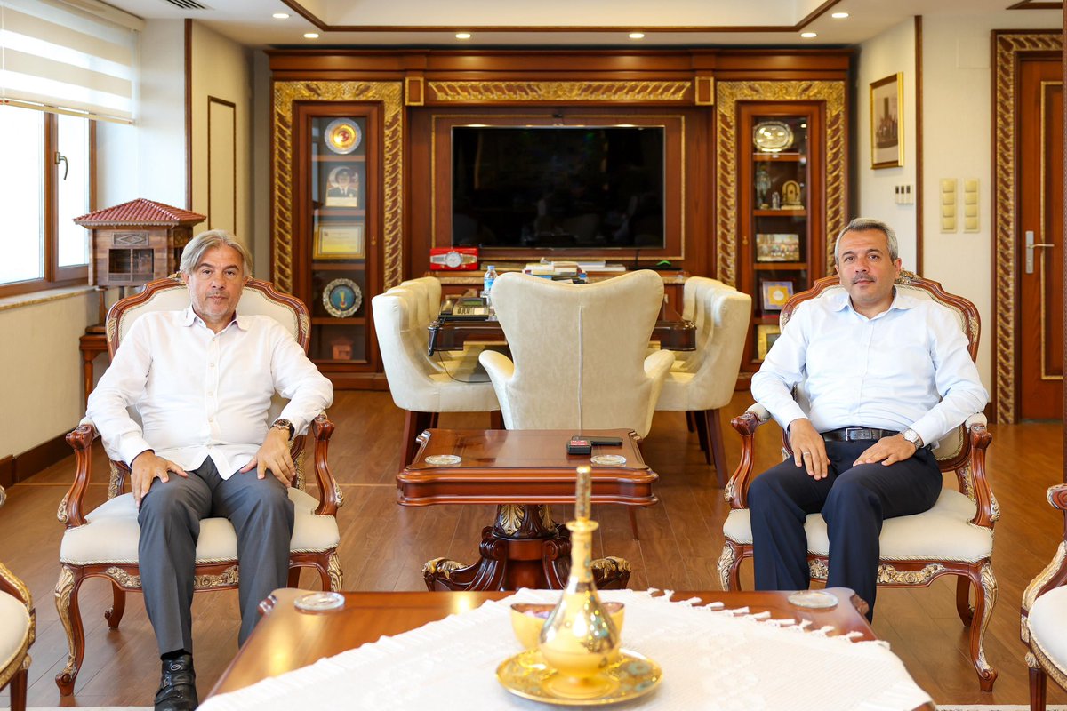 Tunus Büyükelçisi hemşehrimiz Sayın Ahmet Misbah Demircan, Valiliğimizi ziyaret ederek Valimiz Sayın <a href="/ihsanselimb/">İhsan Selim Baydaş</a> ile bir araya geldi.

Valilik girişinde Vali Baydaş tarafından karşılanan Büyükelçi Demircan, ilk olarak Şeref Defteri’ni imzaladı. Daha sonra makamda bir süre