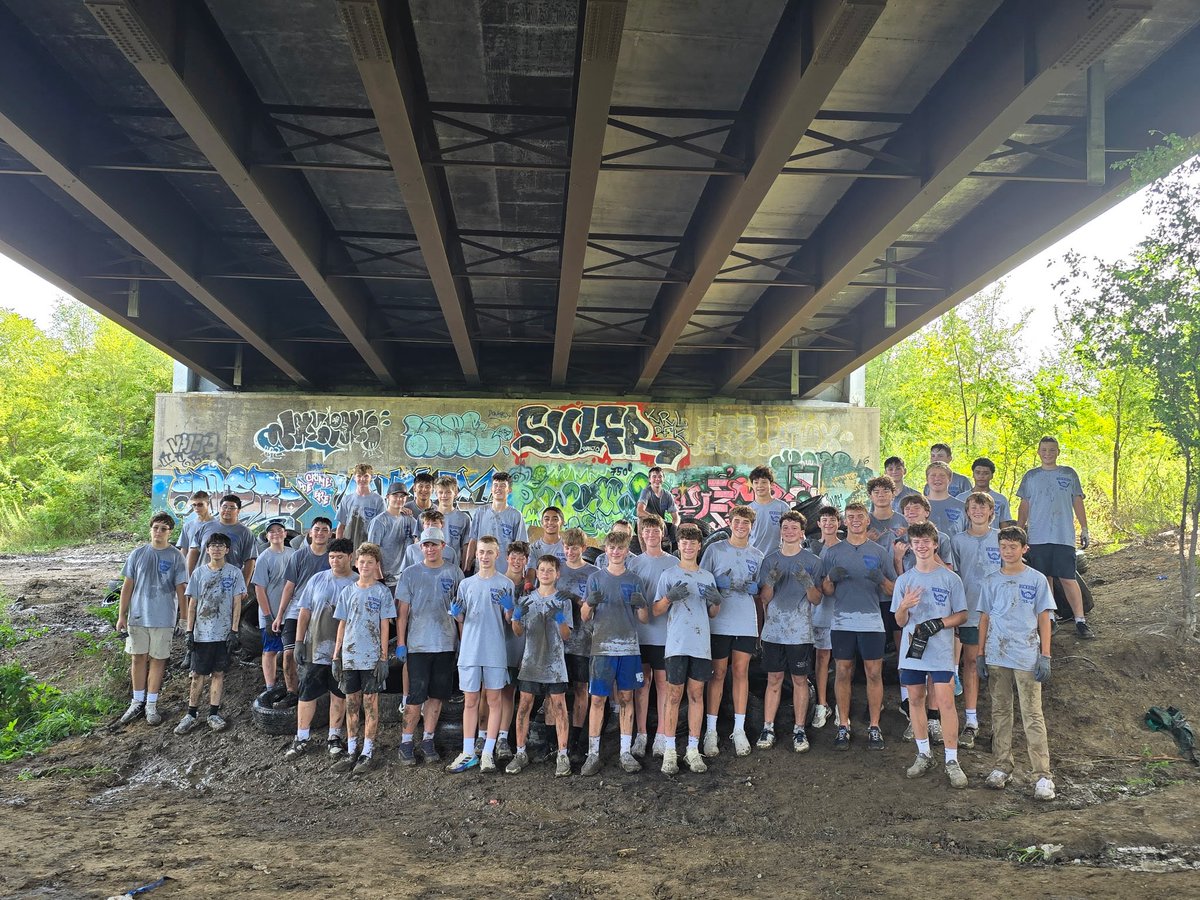 RockHighService's tweet photo. Getting started on our school year theme: One in Christ - For Others.
Class of 2029 putting in the work this morning to help improve our community. #AMDG https://t.co/OP2Fd5Nssq