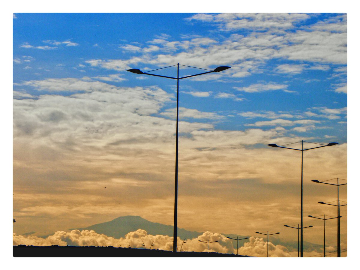 singortfss's tweet photo. Majestueux #Mont_Cameroun vu depuis le second pont sur le Wouri.

#worldphotographyday2025. https://t.co/AImWzDnx1Z