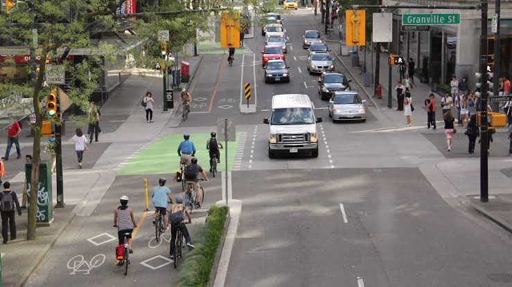 Los carriles para 🚲, especialmente aquellos con barreras físicas, tienen un efecto pacificador del tráfico. Estudios han encontrado que reducen siniestros de tráfico hasta en un 49% 🚙🫶🚲 discerningcyclist.com/bicycle-lanes-…