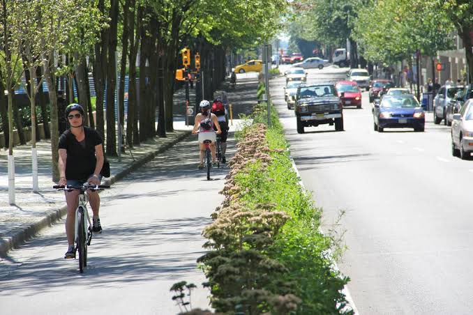 vlourbano's tweet photo. Los carriles para 🚲, especialmente aquellos con barreras físicas, tienen un efecto pacificador del tráfico. Estudios han encontrado que reducen siniestros de tráfico hasta en un 49% 🚙🫶🚲 https://t.co/BtjfVfXCu4 https://t.co/zhopYd7bts