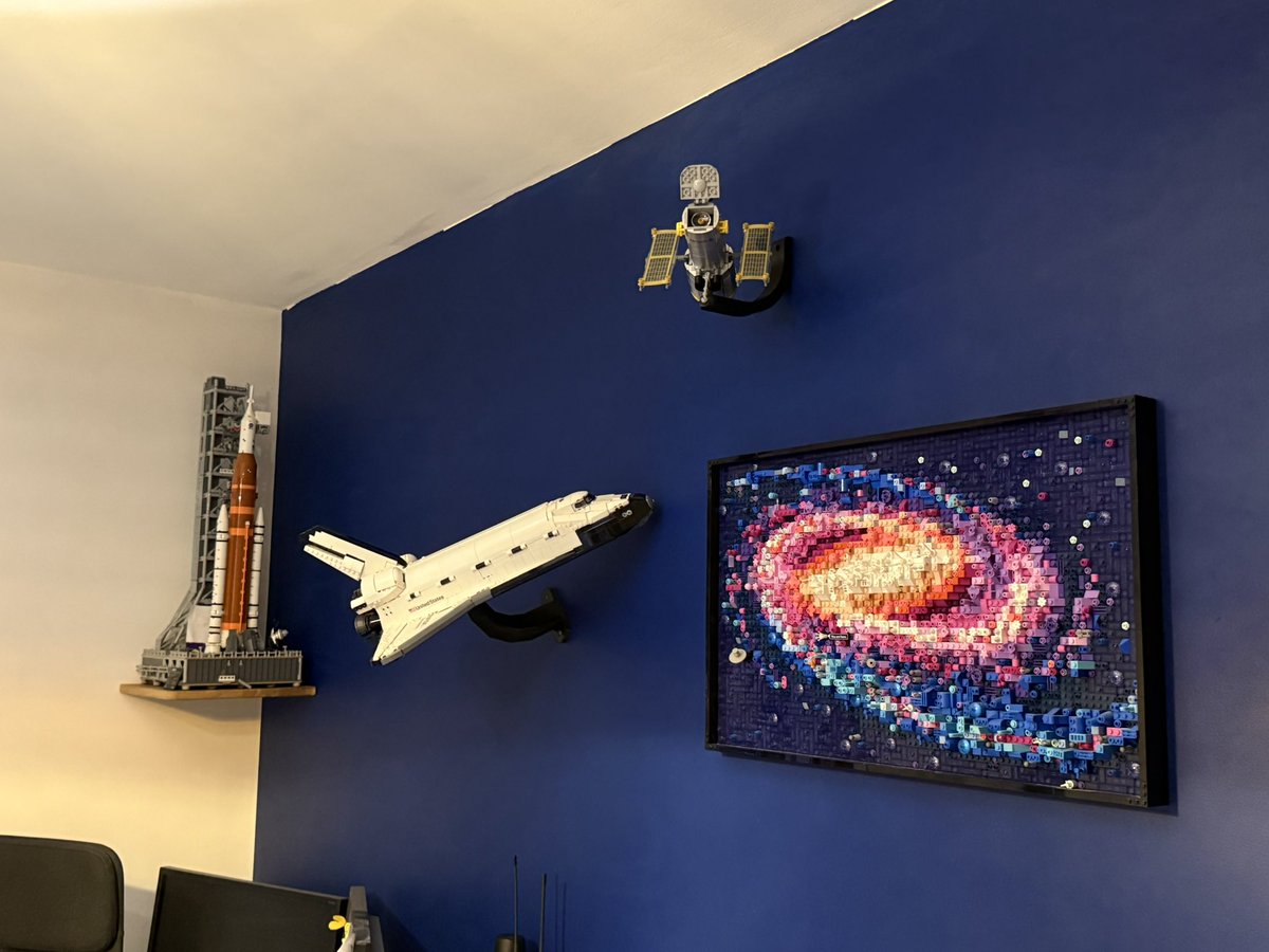 Petit projet de l’été, accrocher proprement les <a href="/LEGO_Group/">LEGO</a> <a href="/NASA/">NASA</a> dans la chambre 😍