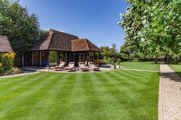 Transform your tired lawn to perfect in weeks! 🏡

With 312+ professionals nationwide, we’ll enhance your home’s value 📈

📅 Book your free quotation and lawn analysis today: bit.ly/Find-Expert