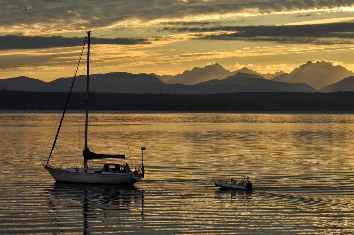 DonClotfelter's tweet photo. Leaving Langley β΅οΈ
Sunrise over the North Cascades
#PNW #Salish @ShannonODKOMO @wheeler244 @TheresaArbowOC @The_Weatherman2 @KristinLRaught @ParellaLewis https://t.co/SjIZST1mhs