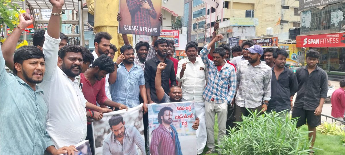 bulletsai_63's tweet photo. ఎన్టీఆర్ గారిని మాట్లాడితే మేము మాట్లాడతాం వాడు MLA అయిన సరే జై ఎన్టీఆర్ 🔥 @tarak9999 
 #tarakrules
#ntrtheking #tarakanna #jrntrforever 
#ntrlzr #ntrl #war2 #manofmassesntr #ntrneel #war2celebrations #bulletsai63 #vempallijrntrfansassociation https://t.co/uif1B3qHdo