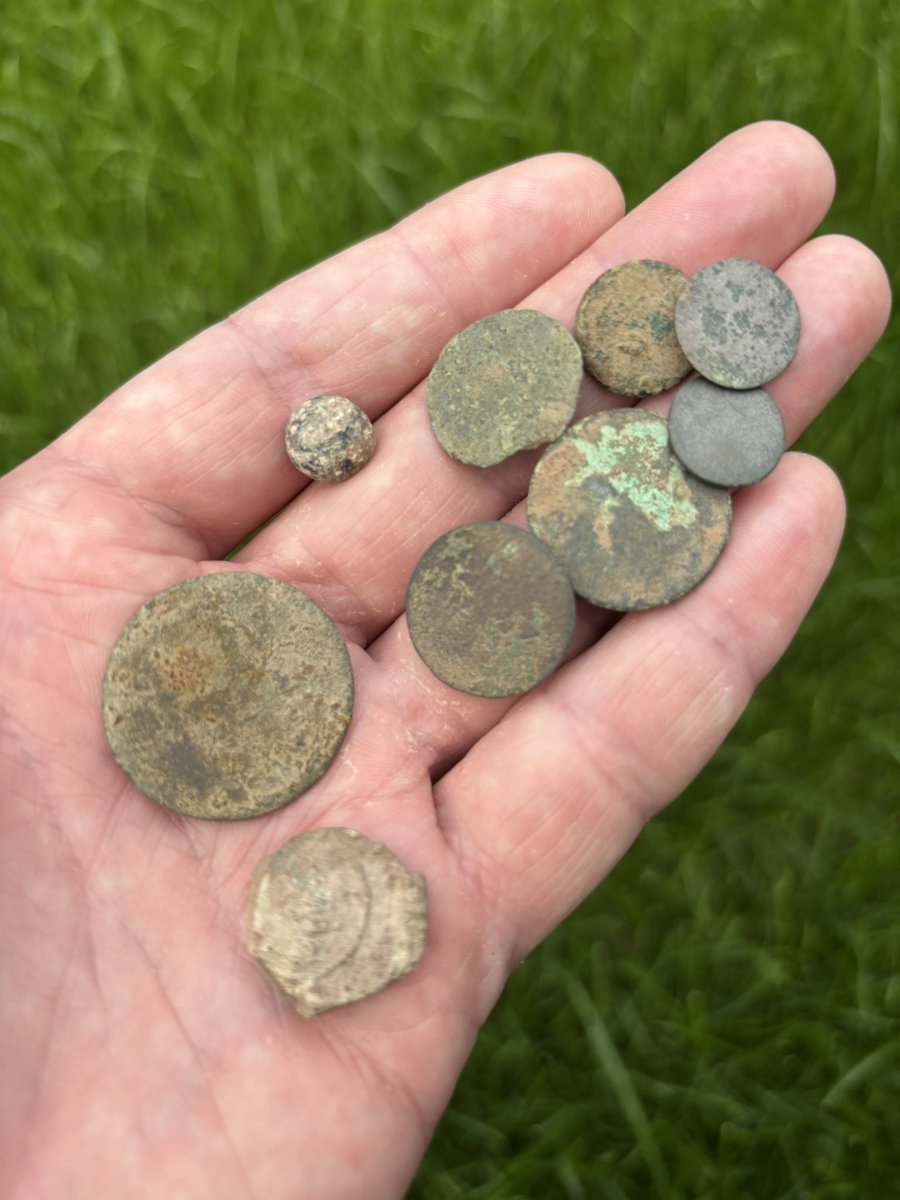 Another 6 buttons to add to the collection, a small lead pistol ball, a smooth coin and a lead bag seal…