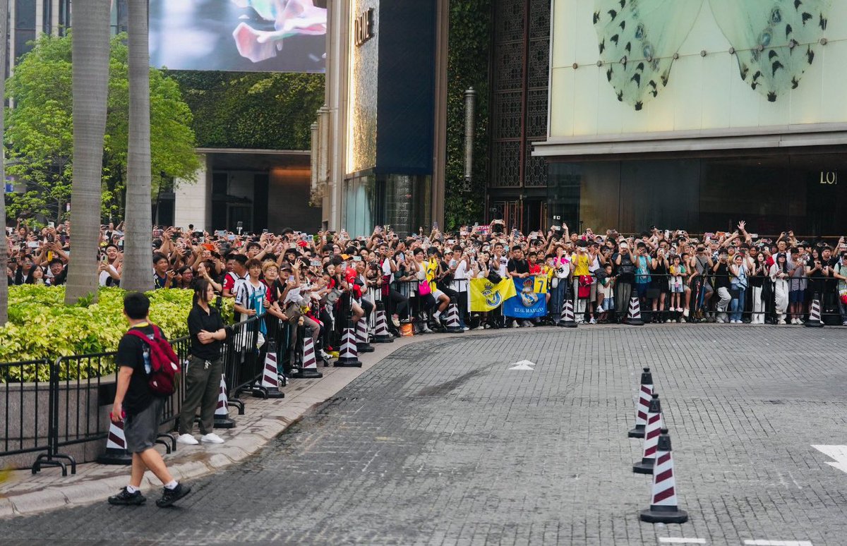 #النصر 
استقبال تاريخي في #هونغ_كونغ 
يليق بهذا الكيان 
وتأهل مستحق بالرغم من الطرد 
من منتصف الشوط الأول ..

مبروك لعشاق العالمي ..