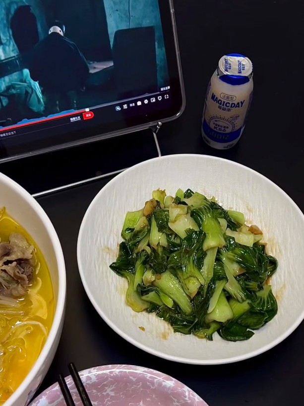PlagensToy's tweet photo. 今日は手軽に美味しいご飯を作って、映画を見ながらリラックス中🎬🍜。やっぱり、簡単な野菜炒めとラーメンが一番落ち着くよね。食後のひととき、幸せ感じる瞬間です😊 #リラックスタイム #美味しいご飯 #一人時間 https://t.co/SlpyxfJblm