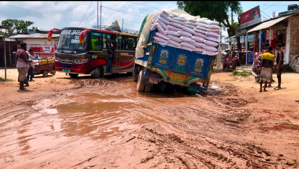 নওগাঁয় ড্রেনে পরিণত হয়েছে রাস্তা, দেড় যুগেও হয়নি সংস্কার